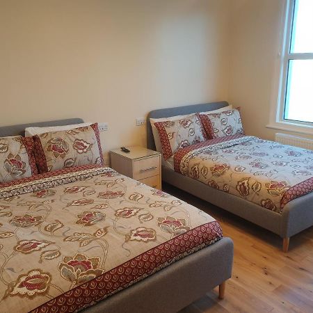 London Luxury Spacious 2 Bedroom Apartment 4 Mins From Ilford Stn. Free Parking Buitenkant foto