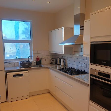 London Luxury Spacious 2 Bedroom Apartment 4 Mins From Ilford Stn. Free Parking Buitenkant foto