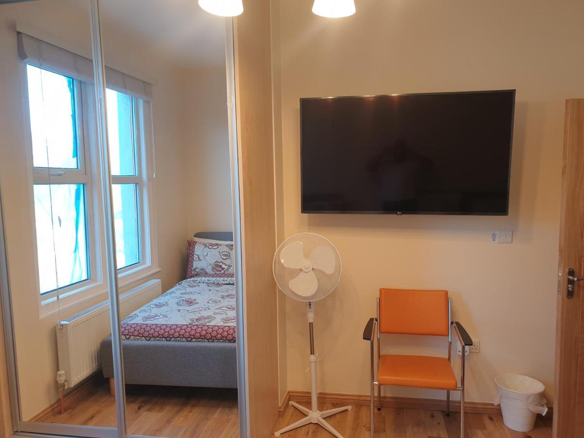 London Luxury Spacious 2 Bedroom Apartment 4 Mins From Ilford Stn. Free Parking Buitenkant foto