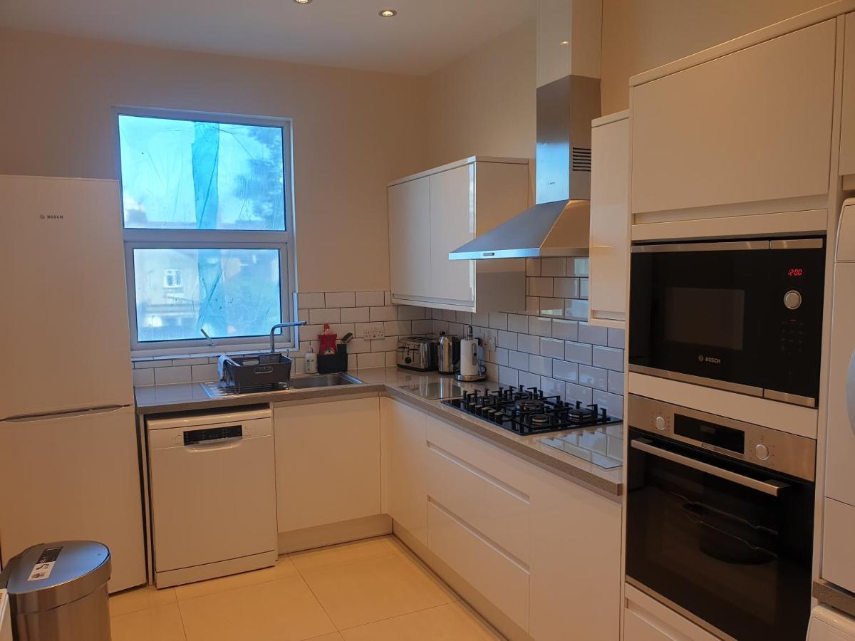 London Luxury Spacious 2 Bedroom Apartment 4 Mins From Ilford Stn. Free Parking Buitenkant foto