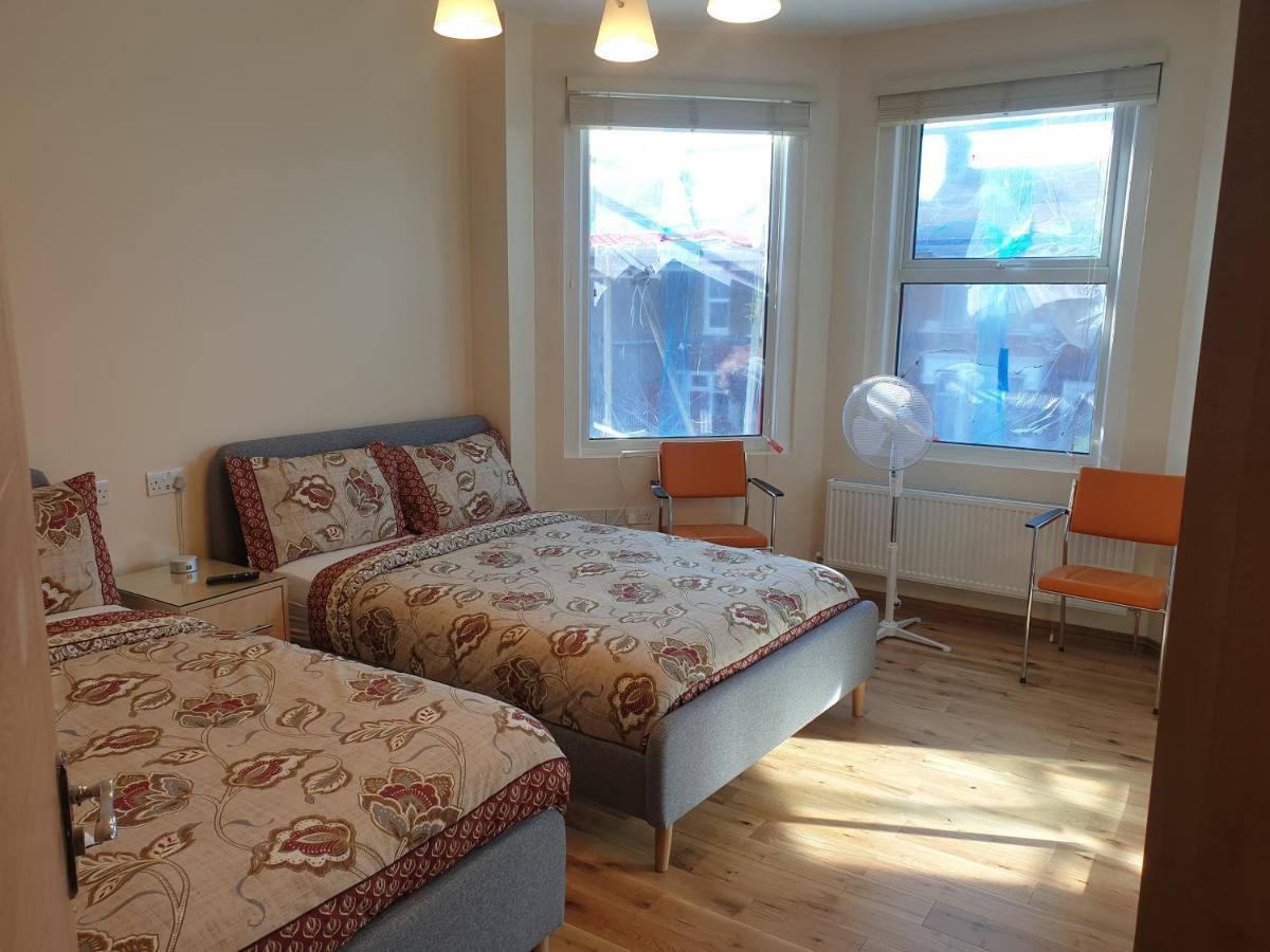 London Luxury Spacious 2 Bedroom Apartment 4 Mins From Ilford Stn. Free Parking Buitenkant foto