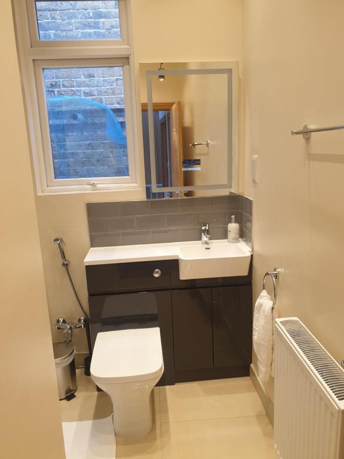 London Luxury Spacious 2 Bedroom Apartment 4 Mins From Ilford Stn. Free Parking Buitenkant foto