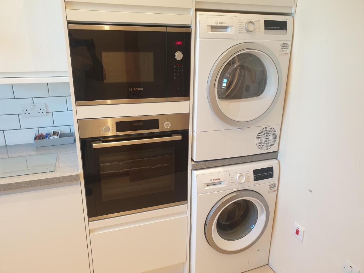 London Luxury Spacious 2 Bedroom Apartment 4 Mins From Ilford Stn. Free Parking Buitenkant foto