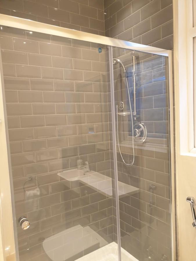London Luxury Spacious 2 Bedroom Apartment 4 Mins From Ilford Stn. Free Parking Buitenkant foto