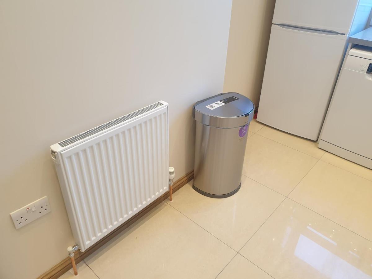 London Luxury Spacious 2 Bedroom Apartment 4 Mins From Ilford Stn. Free Parking Buitenkant foto