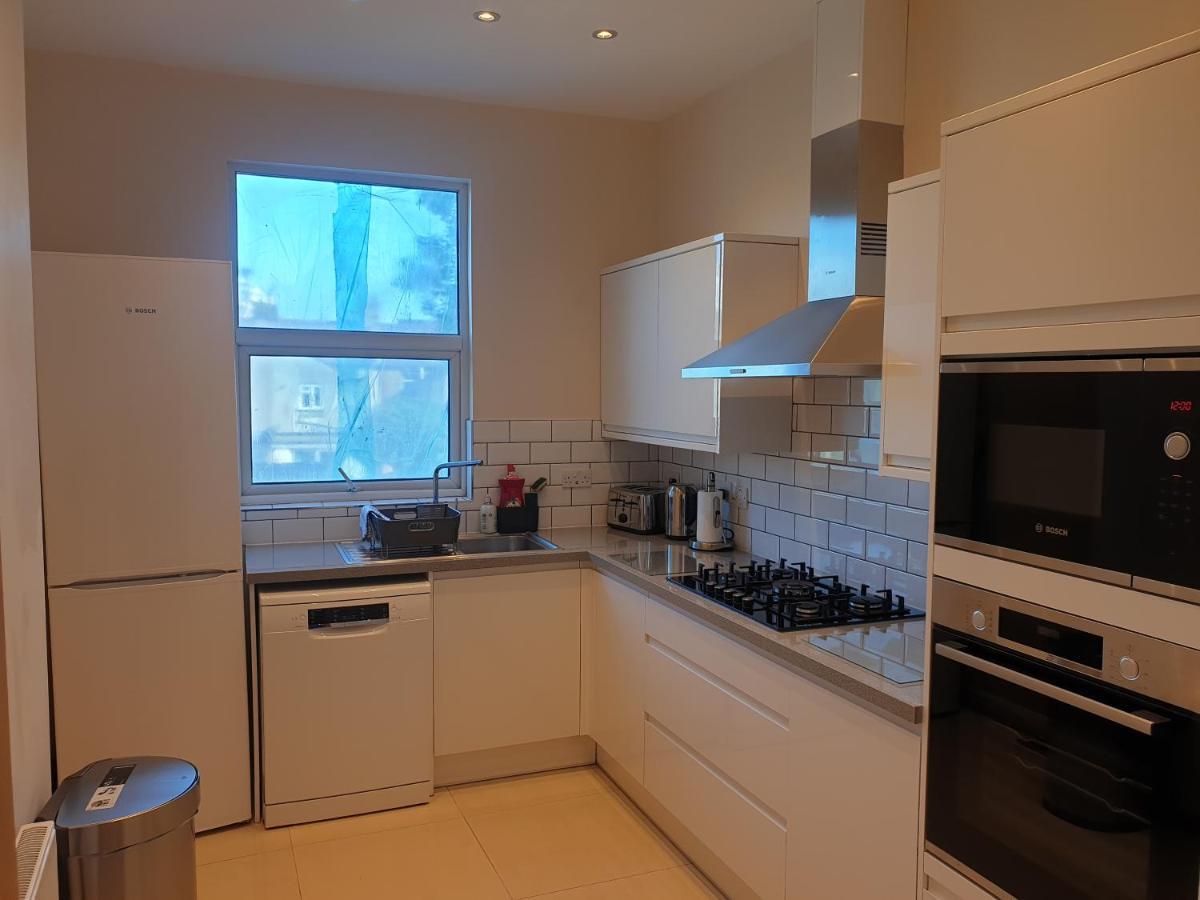 London Luxury Spacious 2 Bedroom Apartment 4 Mins From Ilford Stn. Free Parking Buitenkant foto
