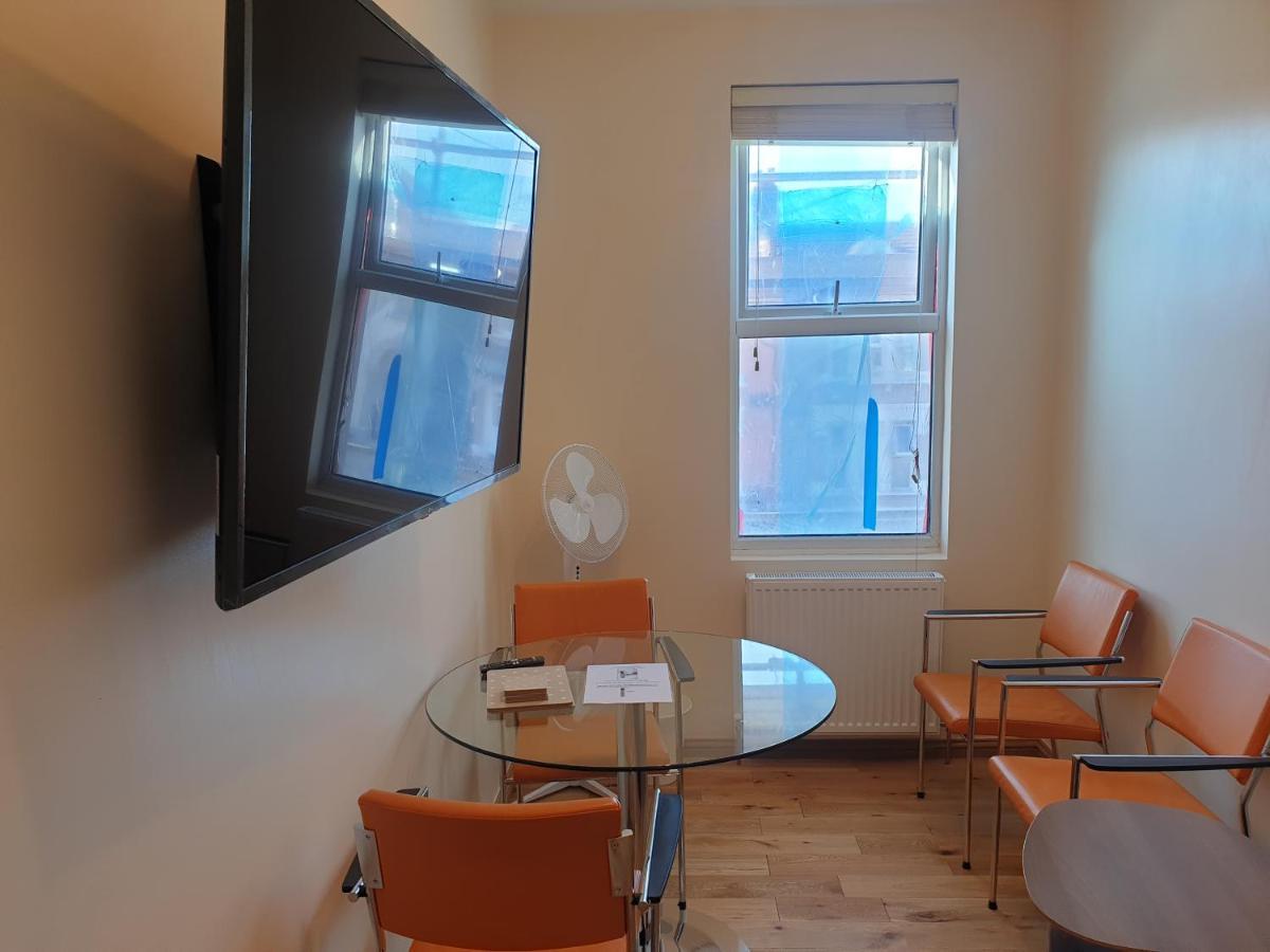 London Luxury Spacious 2 Bedroom Apartment 4 Mins From Ilford Stn. Free Parking Buitenkant foto