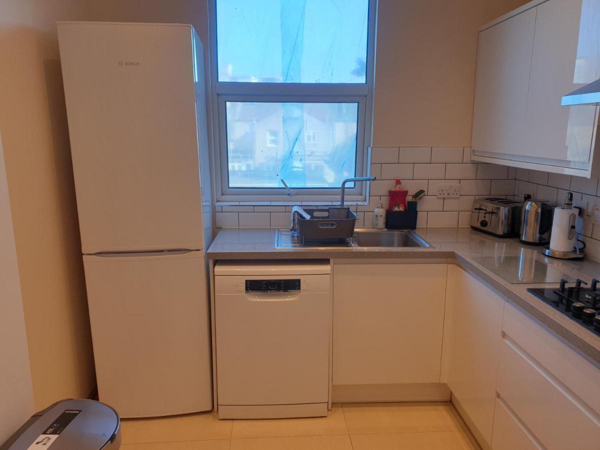 London Luxury Spacious 2 Bedroom Apartment 4 Mins From Ilford Stn. Free Parking Buitenkant foto